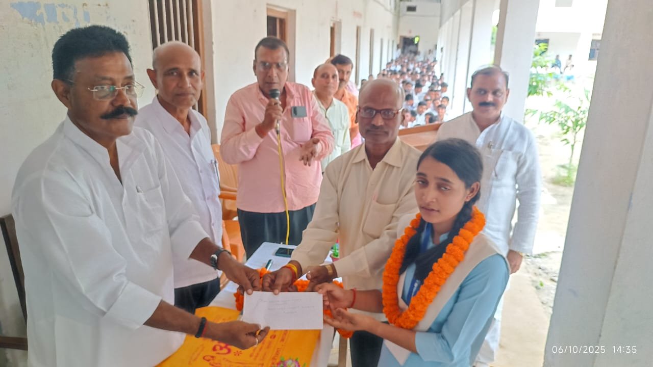 कला प्रतियोगिता में जिले में प्रथम स्थान प्राप्त होने पर छात्रा त्रिशा यादव का जनता इंटर कालेज में हुआ सम्मान
